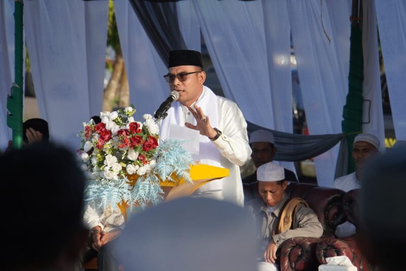 Wakil Bupati Kotabaru, Syairi Mukhlis menyampaikan sambutan pada kegiatan safari Ramadan. (Foto : Istimewa)