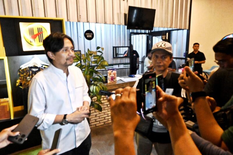 Owner Barito Putera Hasnuryadi Sulaiman pada sesi wawancara usai nonton bareng di toko kopi MA’E Banjarmasin. (Foto : Istimewa)