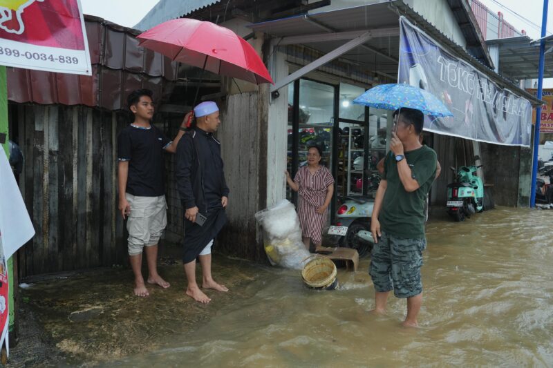 Wakil Bupati Tanah Bumbu, H. Bahsanudin, melakukan Aksi turun langsung ke lokasi banjir di wilayah Kecamatan Simpang Empat. (Foto : Istimewa)