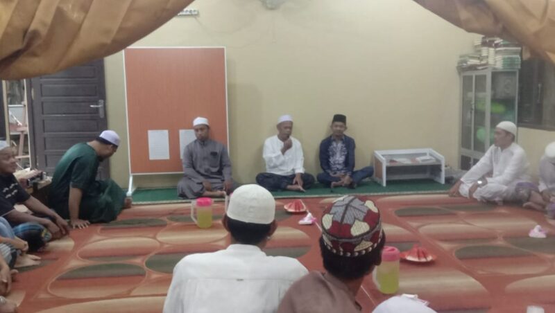 Buka puasa bersama Wakil Ketua DPRD Balangan, Syamsudinor bersama warga Desa Mangkayahu di Aula Mangkayahu sekaligus menampung aspirasi. (Foto : Istimewa)