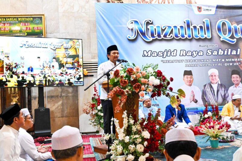 Wakil Gubernur Kalimantan Selatan, Hasnuryadi Sulaiman, menyampaikan sambutan pada peringatan malam Nuzulul Quran 1446 Hijriah di Masjid Raya Sabilal Muhtadin. (Foto : Istimewa)