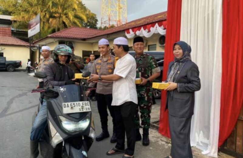 Ketua DPRD Balangan ikut mebagikan takjil di depan Kantor Polres Balangan. (Foto : Istimewa)