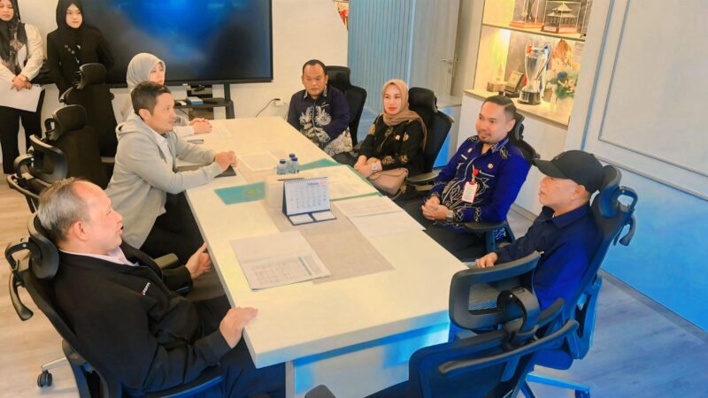 Bupati Kotabaru disambut Direktur Akselerasi Infrastruktur Digital Komdigi Lantai 6, Jakarta. (Foto : Istimewa).