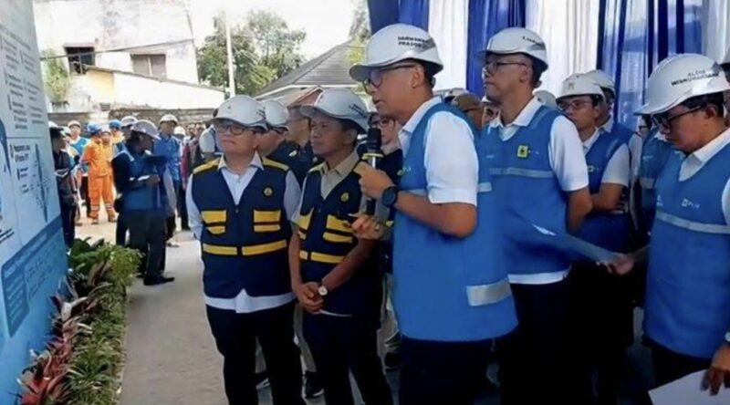 Direktur Direktur Utama PT PLN (Persero), Darmawan Prasodjo memaparkan pasokan listrik di Kalimantan selama momen Lebaran 2025 kepada Menteri ESDM,  Bahlil Lahadalia saat mengunjungi Gas Insulated Substation (GIS) 150 kV Ulin PLN, Banjarmasin. (Foto : Istimewa)