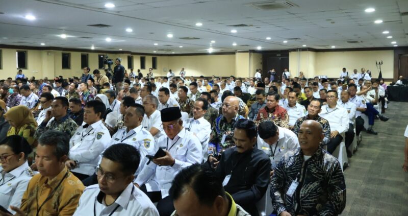 Bupati Kotabaru H. Muhammad Rusli (batik hitam kanan) menghadiri Rapat Koordinasi yang digelar Komisi Pemberantasan Korupsi (KPK) RI dalam rangka penguatan Kepala Daerah untuk mewujudkan tata kelola pemerintahan daerah yang bebas korupsi pasca pelantikan. (Foto : Istimewa)