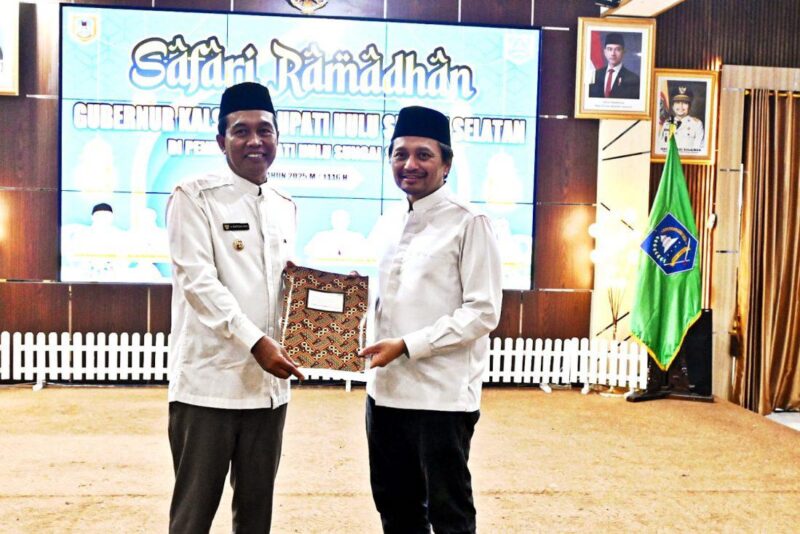 Bupati Hulu Sungai Selatan, Syafrudin Noor menyerahkan proposal perbaikan jalan penghujung Kabupaten Tapin dan Hulu Sungai Selatan kepada Wakil Gunernur Kalsel, Hasnuryadi Sulaiman. (Foto : Istimewa)