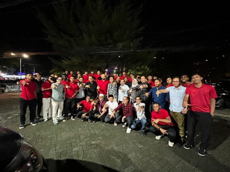 Official PS Barito Putera berserta jajaran Bank Kalsel berfoto bersama usai berbuka puasa bersama. Musim depan Bank Kalsel siap menjadi sponsor tim Laskar Antasari. (Foto : Istimewa)