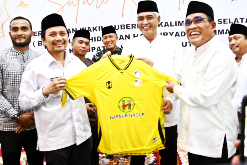 Wakil Gunernur Kalsel Hasnuryadi Sulaiman yang juga owner PS Barito Putera menyerahkan Jersey Barito Putera kepada Bupati Hulu Sungai Utara disela acara safari Ramadan di Amuntai.(Foto : Istimewa)