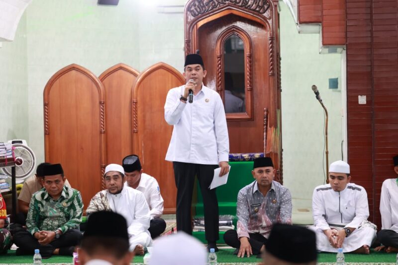 Bupati Tanah Bumbu, Andi Rudi Latif mengajak warga Kecamatan Kusan Hilir khususnya untuk merawat persatuan, jangan mudah terpropokasi atau diadu domba. (Foto : Istimewa)