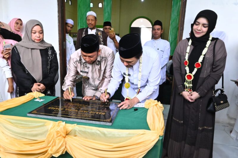 Penandatanganan prasasti peresmian Masjid Jami Nurul Arafah di Desa Baringin, Kecamatan Alalak. (Foto : Istimewa)