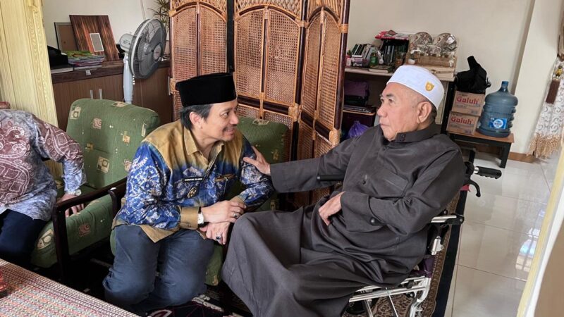 Hasnuryadi Sulaiman saat bercengkrama dengan Ketua Umum Dewan Pengurus Yayasan Pondok Pesantren RAKHA Amuntai Kalsel, KH Husin Nafarin (Foto : wasaka.id)