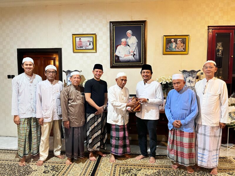 Penyerahan bantuan dari Hasnur Group untuk kelancaran Haul ke-219 ulama besar Syekh Muhammad Arsyad Al-Banjari atau Datu Kelampayan. (Foto : Istimewa)