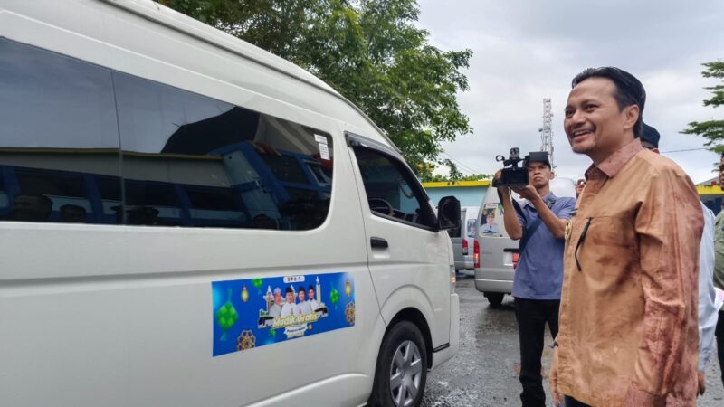 Wakil Gubernur Kalsel, Hasnuryadi Sulaiman melepas peserta mudik gratis di terminal kilometer 6 Banjarmasin. (Foto : Istimewa)