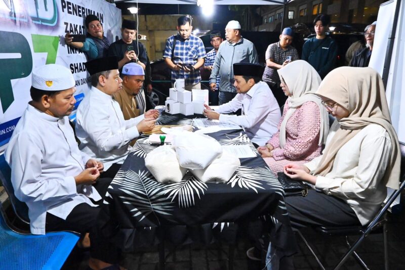 Wakil Gubernur Kalsel Hasnuryadi Sulaiman menyerahkan zakat fitrah yang diterima pengelola Masjid Raya Sabilal Muhtadin. (Foto : Istimewa)