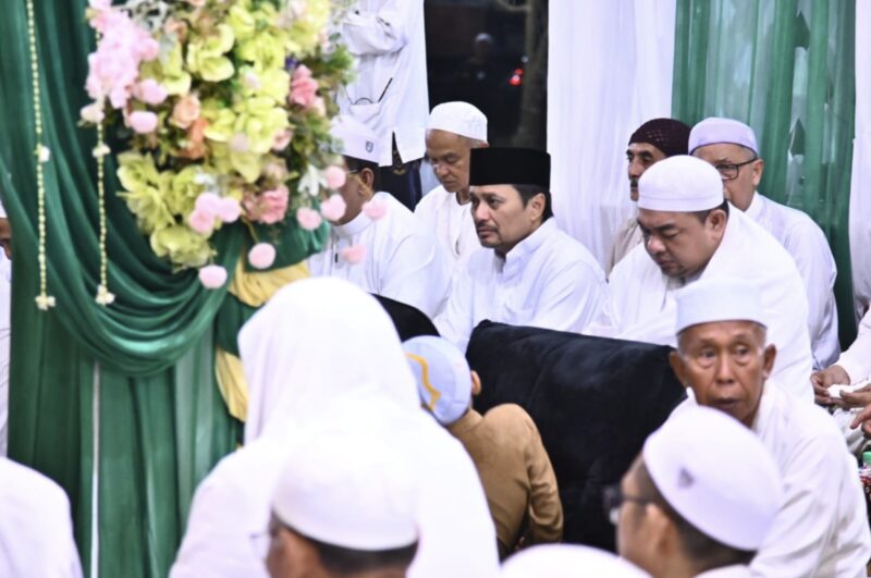 Wakil Gubernur Kalimantan Selatan, H Hasnuryadi Sulaiman menghadir haul ke-1 almarhum KH Syaifuddin Zuhri atau Abah Guru Banjar Indah di kubah Desa Tungkaran. (Foto : Istimewa)