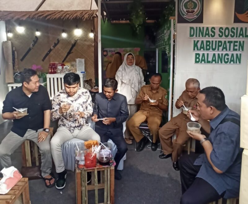 Nampak sejumlah wakil rakyat DPRD Balangan terlihat menikmati makanan pada penutupan Balangan Expo 2025. (Foto : Istimewa)