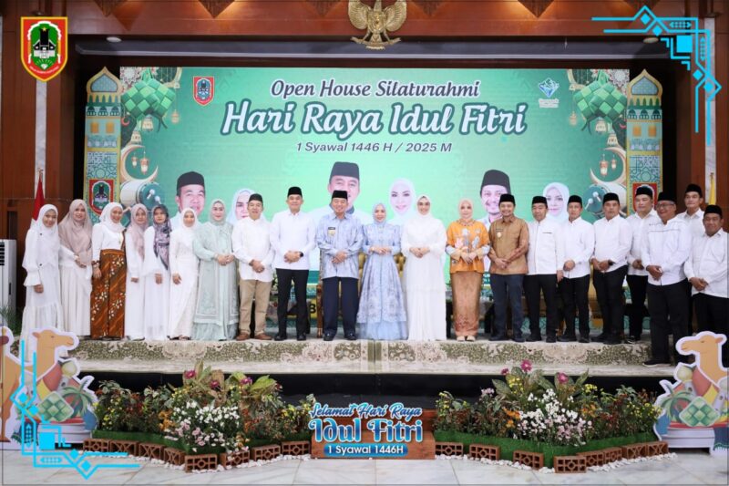 Bupati Kabupaten Tanah Bumbu menghadiri acara open house dan halal bihalal hariRaya Idul Fitri 1446 H bersama Gubernur dan Wakil Gubernur Kalsel. (Foto : Istimewa)