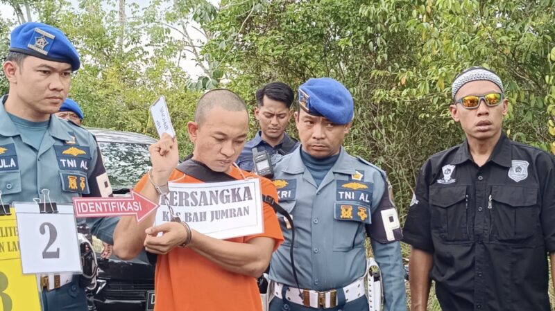 Tersangka Jumran dikawal sejumlah aparat TNI AL saat memperagakan reka ulang pembunuhan terhadap Jurnalis atas nama Juwita. (Foto : Istimewa)