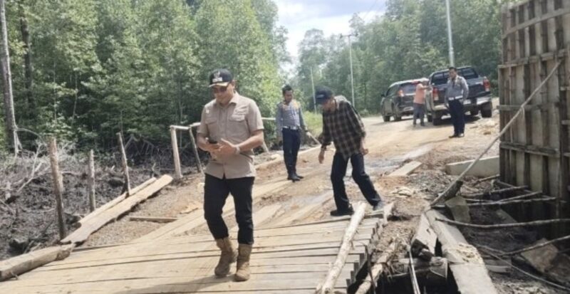 Wakil Bupati Kotabaru Syairi Mukhlis meninjau kondisi jembatan, akses me Desa Tanjung Semalantakan, Kecamatan Pamukan Selatan. (Foto : IStimewa)