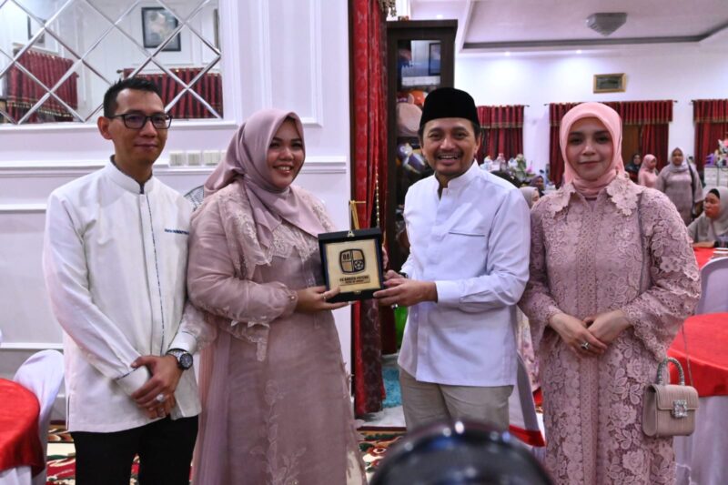 Wakil Gunernur Kalsel, Hasnuryadi Sulaiman mempererat silaturahmi dengan Ketua DPD Partai Gerindra Kalsel, Maryana.( Foto : Istimewa)