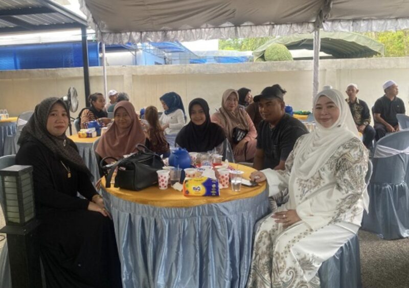 Ketua DPRD Balangan, Hj Linda Wati menggelar open house dikediamannya untuk mempererat silaturahmi bersama warga. (Foto : Istimewa)