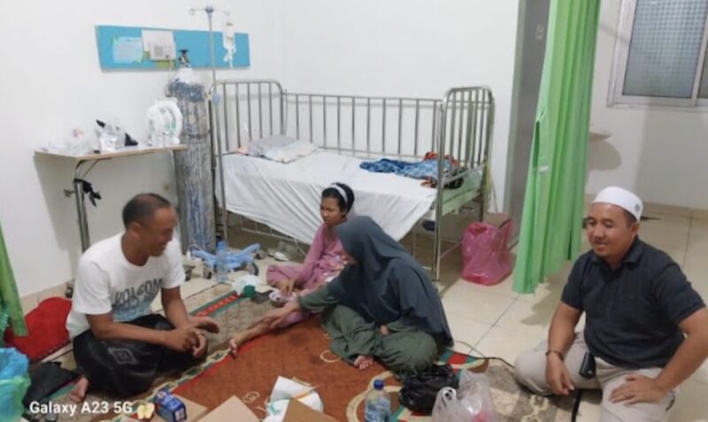Anggota DPRD Balangan, Hafiz Ansyari menjenguk keluarga A. Mujakfar dirawat di Rumah Sakit Umum Daerah (RSUD) Datu Kandang Haji Balangan akibat penyakit. (Foto : Istimewa)