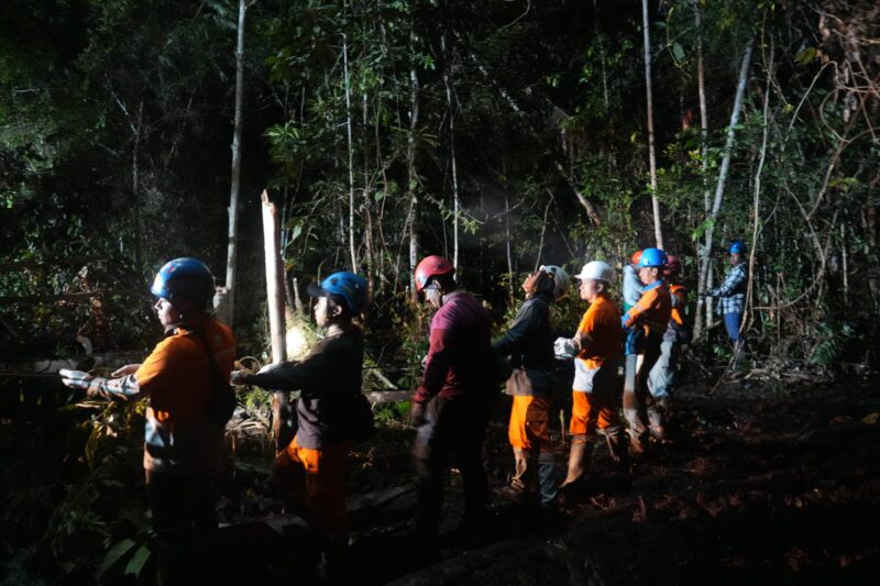 Kegiatan penormalan dimulai dari pagi hari hingga malam hari dengan kondisi sistem transmisi pascahujan lebat dan pohon tumbang di sekitar Tower 40, tim tetap bekerja saling bahu-membahu menyelesaikan perbaikan.