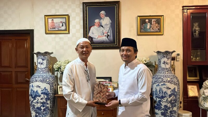 Hasnuryadi Sulaiman menyerahkan bantuan dari Hasnur Group untuk pelaksanaan Haul ke-78 Syekh Kasyful Anwar.(Foto : Istimewa)