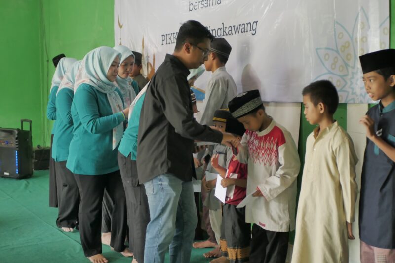 Manager ULTG Singkawang M. Alfian bersama Persatuan Istri Karyawan dan Karyawati (PIKK) PLN memberikan bantuan kepada yatim dhuafa di Panti Asuhan Al-Ma'arif Kota Singkawang.