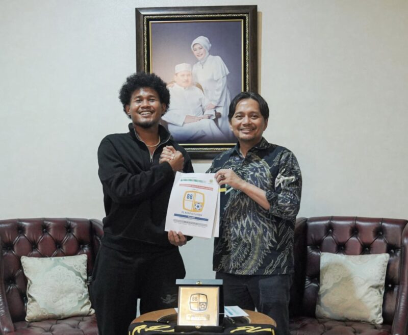 Owner Barito Putera, Hasnuryadi Sulaiman bersama Bagas Kahfi dikediaman pendiri klub Barito Putera, almarhum H Abdussamad Sulaiman HB dan almarhumah Hj Siti Nurhayati. (Foto : Istimewa)