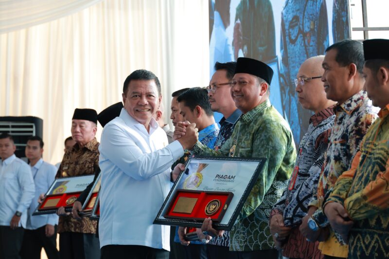 Bupati Barito Kuala H. Bahrul Ilmi turut berhadir dan menerima penghargaan pada peresmian Gedung Binda di Kalimantan Selatan. (Foto : Istimewa)