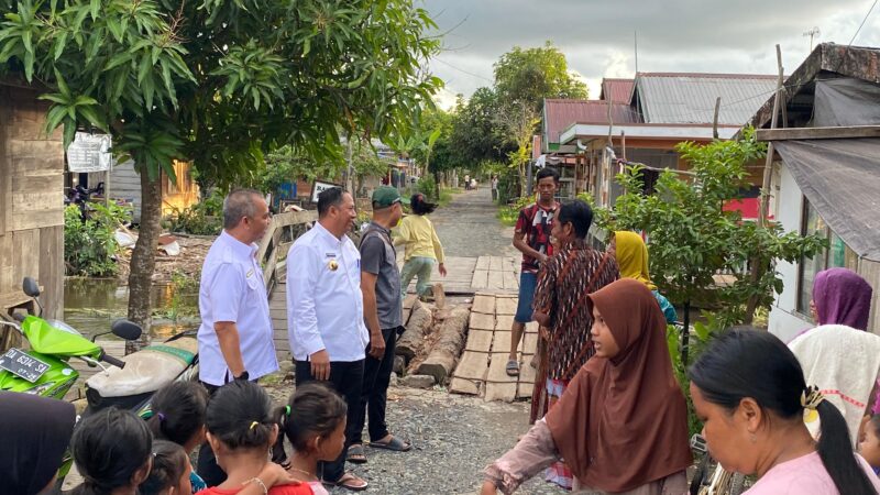 Bupati Barito Kuala, H Bahrul Ilmi berdiskusi langsung dengan warga saat meninjau sejumlah lokasi di sejumlah kecamatan. (Foto : Istimewa)