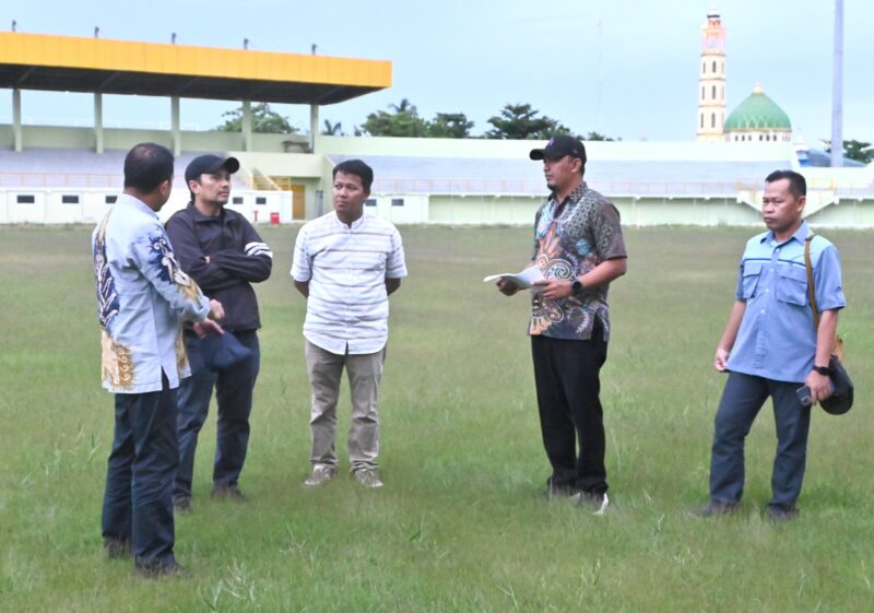 Wakil Gubernur Kalimantan Selatan, Hasnuryadi Sulaiman, meninjau Stadion 17 Mei Banjarmasin. (Foto : Istimewa)