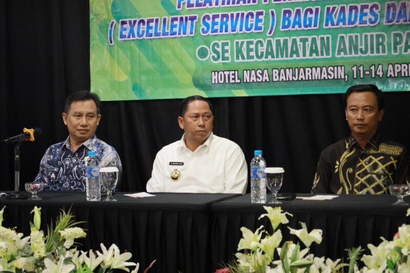 Bupati Batola, H Bahrul Ilmi menghadiri pelatihan Excellent Service bagi para kepala desa dan perangkat desa se-Kecamatan Anjir Pasar. (Foto : Istimewa)