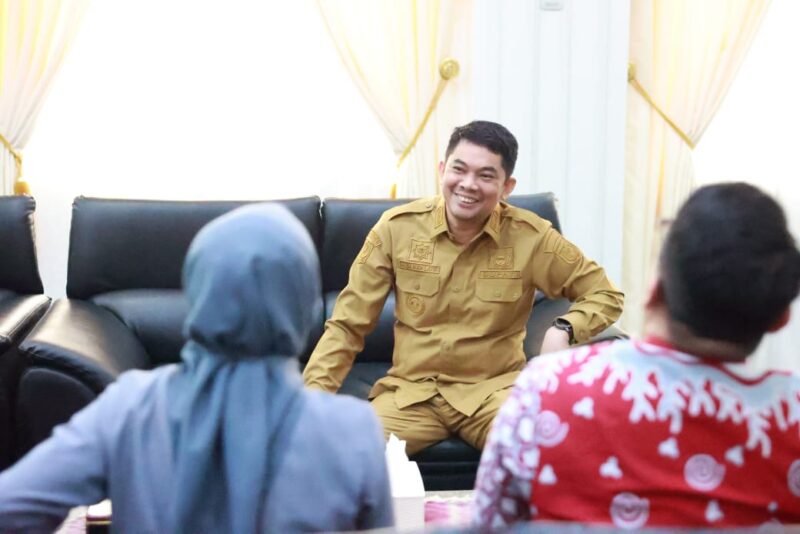 Bupati Kabupaten Tanah Bumbu saat berdiskusi dengan jajaran BPJS Ketenagakerjaan di Ruang Kerja Bupati, Gunung Tinggi, Batulicin. (Foto : Istimewa)