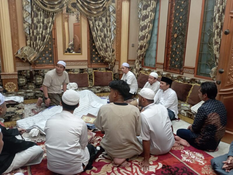 Owner Barito Putera, Hasnuryadi Sulaiman dan sejumlah pemain mendokan kepergian Guru Hamdan yang wafat pada Rabu (16/4) sekitar pukul 12.40 Wita. (Foto : Istimewa)