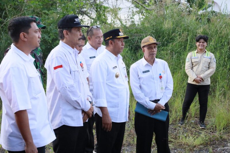 Bupati Kabupaten Barito Kuala, Bahrul Ilmi saat meninjau jau lokasi pembangunan Puskesmas didampingi sejumlah pejabat lingkup Barito Kuala. (Foto : Istimewa)