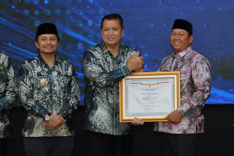 Bupati Barito Kuala H. Bahrul Ilmi memperoleh 2 Piagam Penghargaan yaitu Piagam Penghargaan Penyelenggara Pelayanan Publik dengan predikat “Sangat Baik” pada PEKPPP Tahun 2024 dan Piagam Penghargaan sebagai Pemerintah Daerah Penyelenggara Mal Pelayanan Publik Kategori Prima yang langsung diserahkan oleh Wakil Menteri PANRB. (Foto : Istimewa)