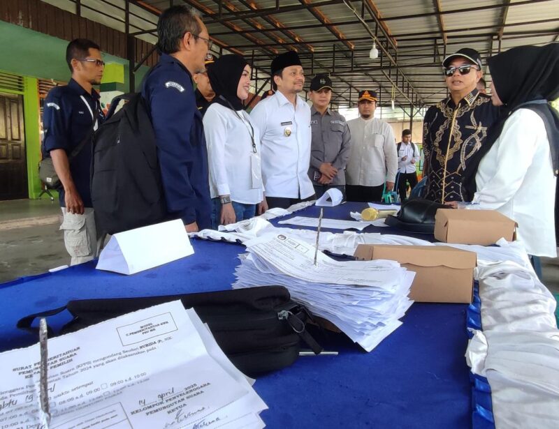 Wakil Gubernur Kalsel, Hasnuryadi Sulaiman meninjau sejumlah TPS pada pelaksanaan pmilihan suara ulang di Kota Banjarbaru.(Foto : Istimewa)