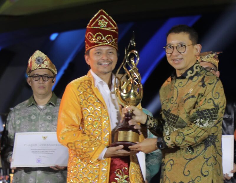 Wakil Gubernur Kalsel, Hasnuryadi Sulaiman menerima piala emas bergilir dari Menteri Kebudayaan Fadli Zon (Foto: Istimewa)