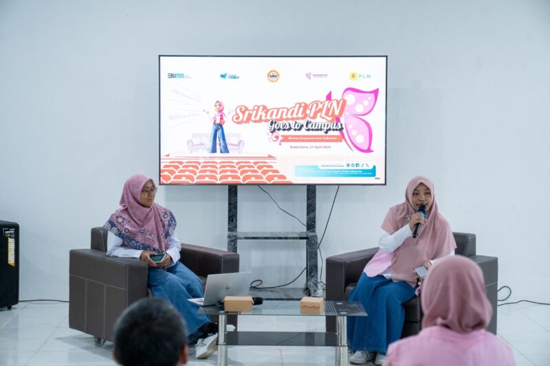 Perwakilan Srikandi PLN UIP3B Kalimantan saat menyampaikan materi dalam kegiatan Srikandi PLN Goes to Campus – Women Empowerment Talkshow di Fakultas Teknik Universitas Lambung Mangkurat (ULM) Banjarbaru, Senin (21/4)
