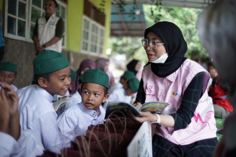 Salah satu Srikandi UP2B Kalselteng, Wulan Akbariani Almira sedang membaca bersama anak di Panti Asuhan Wiyata Kartika Putra, Banjarbaru.