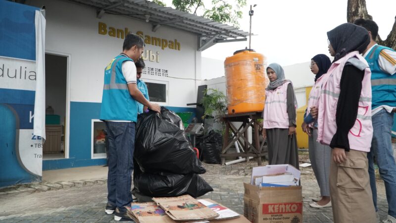 Manager UP2B Kalselteng dan Srikandi PLN sedang melakukan penimbangan sampah anorganik di Bank Sampah PLN UIP3B Kalimantan.