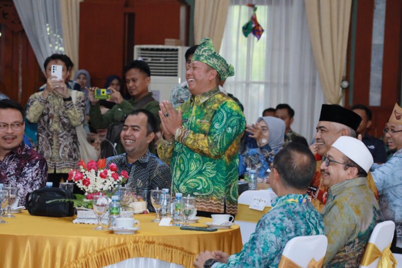 Bupati Kabupaten Barito Kuala, H Bahrul Ilmi nampak sumringah usai mendapat sorotan positif dari Gubernur Kalsel, H Muhidin terkait penanganan sampah.(Foto : Istimewa)
