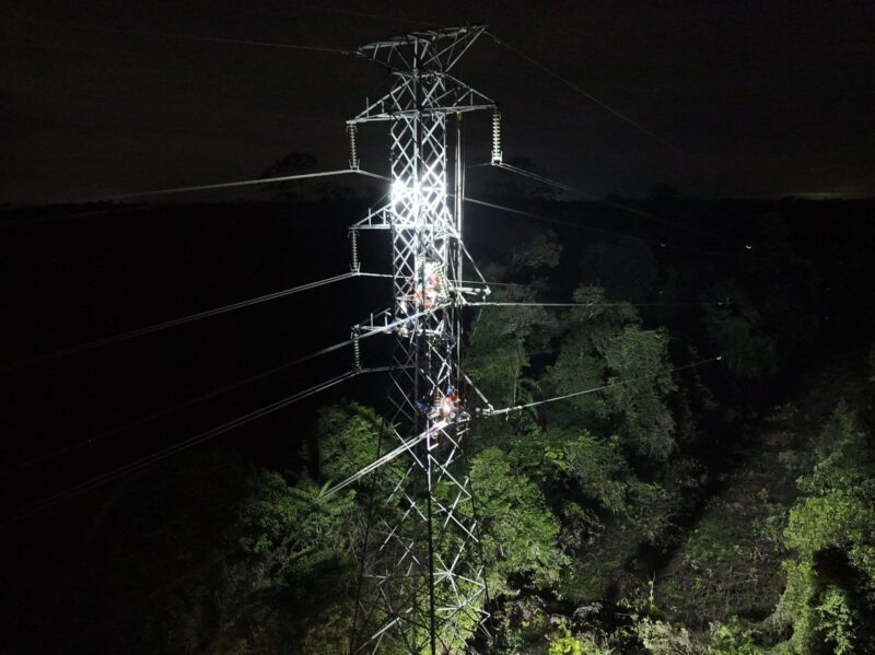 Di tengah gelapnya malam hutan Kalimantan Tengah, personel PLN tetap sigap memanjat tower transmisi 150 kV untuk memastikan perbaikan berjalan tanpa henti—wujud nyata dedikasi menjaga keandalan pasokan listrik saat Idulfitri.