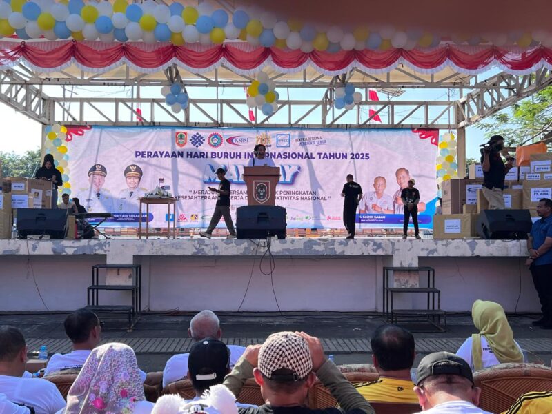 Wakil Gubernur Kalsel, Hasnuryadi Sulaiman menyampaikan pidatonya pada peringatan Hari Buruh Internasional yang dilaksanakan di Siring Nol Kilometer Banjarmasin.(Foto : Istimewa)