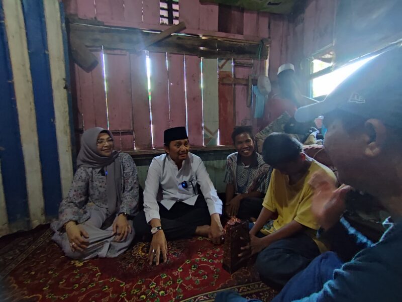 Wakil Gubernur Kalimantan Selatan, Hasnuryadi Sulaiman bersama Wakil Ketua TP PKK Kalsel, drg Ellyana Trisya Hasnuryadi mengunjungi Rodi, anak berkebutuhan khusus di Jalan Sumgai Miai Dalam. (Foto : Istimewa)