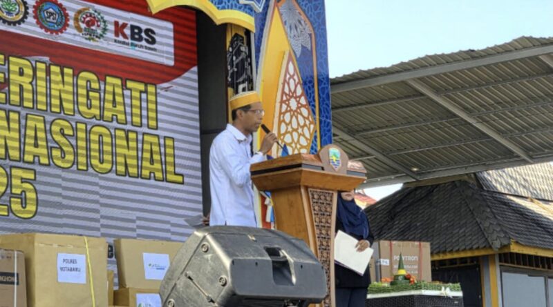 Anggota DPRD Kabupaten Kotabaru H Hasanuddin menghadiri acara penringatan Hari Buruh Internasional di kawasan Siring Laut Kotabaru. (Foto : Istimewa)