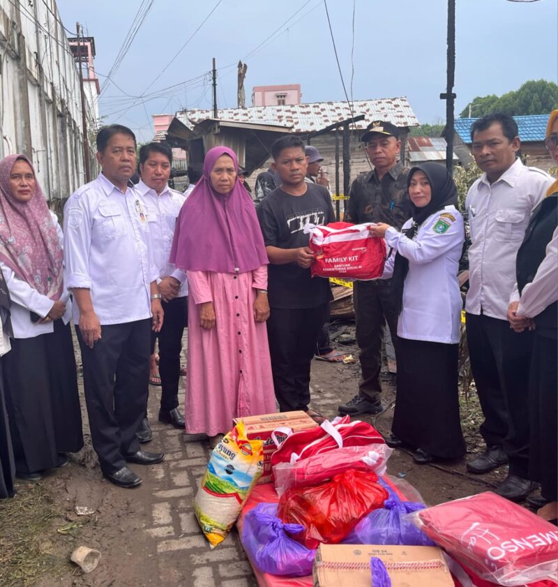 Pemerintah Kabupaten Tanah Bumbu bergerak cepat menyalurkan bantuan sosial kepada korban kebakaran yang terjadi di Jalan Pelabuhan Samudera, RT 2, Kecamatan Simpang Empat. (Foto : Istimewa)