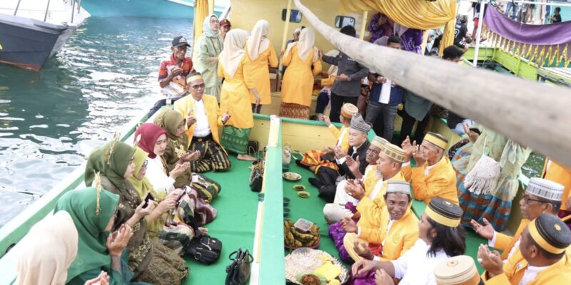 Acara puncak Mappanre Ri Tasi’e yang digelar oleh Lembaga Adat Ogi tersebut berlangsung meriah. (Foto : Istimewa)